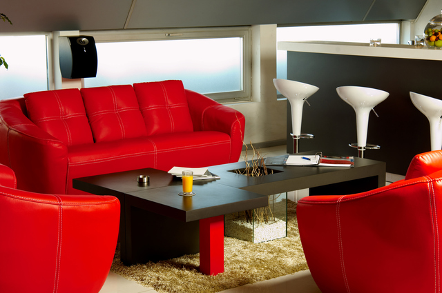 Los muebles o elementos decorativos de color rojo controlan las energías negativas.