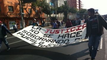 Alumnos guerrerenses protestan en la Ciudad de México y exigen aclarar la muerte de dos de sus compañeros.
