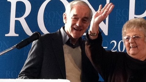 Ron Paul y su esposa Carol saludan a sus partidarios, muchos de ellos jóvenes, en un mítin en Nashua, New Hampshire.