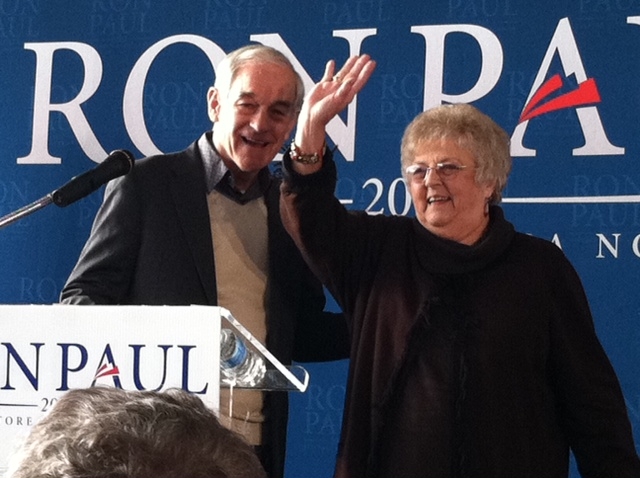 Ron Paul y su esposa Carol saludan a sus partidarios, muchos de ellos jóvenes, en un mítin en Nashua, New Hampshire.