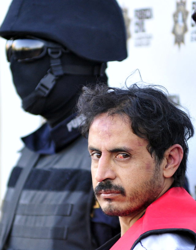 Agentes estatales custodian a Baltazar Saucedo Estrada, alias el comandante "Mataperros", arrestado en la norteña ciudad de Monterrey (México).