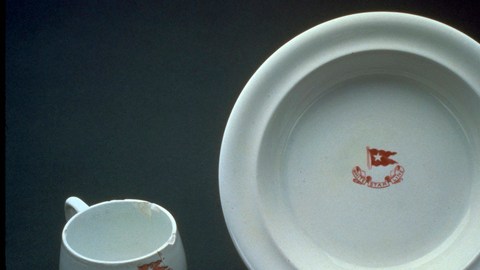 Juego de plato y taza rescatados del Titanic.