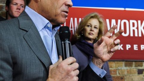 El gobernador de Texas, Rick Perry, aspirante presidencial republicano, elogiado por sus valores religiosos y porque  apoyó  a los estudiantes indocumentados para que paguen sus estudios como residentes del estado.