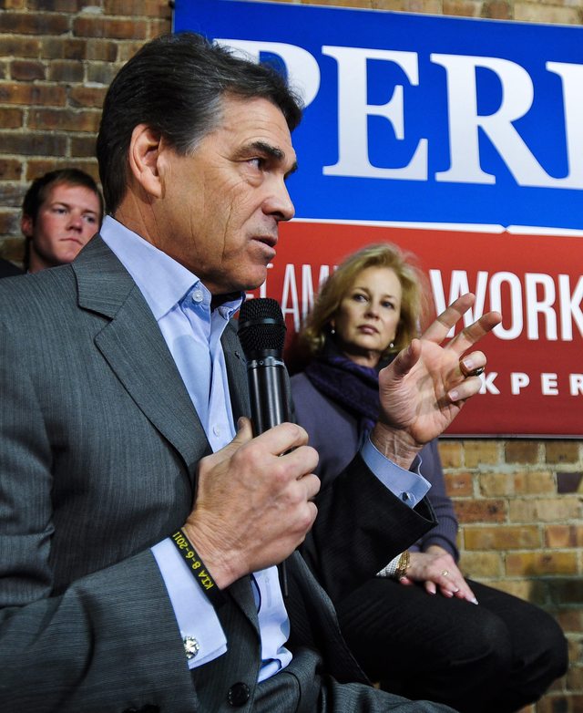 El gobernador de Texas, Rick Perry, aspirante presidencial republicano, elogiado por sus valores religiosos y porque  apoyó  a los estudiantes indocumentados para que paguen sus estudios como residentes del estado.