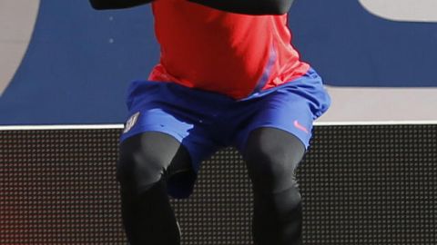 El colombiano Radamel Falcao, delantero del Atlético de Madrid, entrenando en el estadio Vicente Calderón.