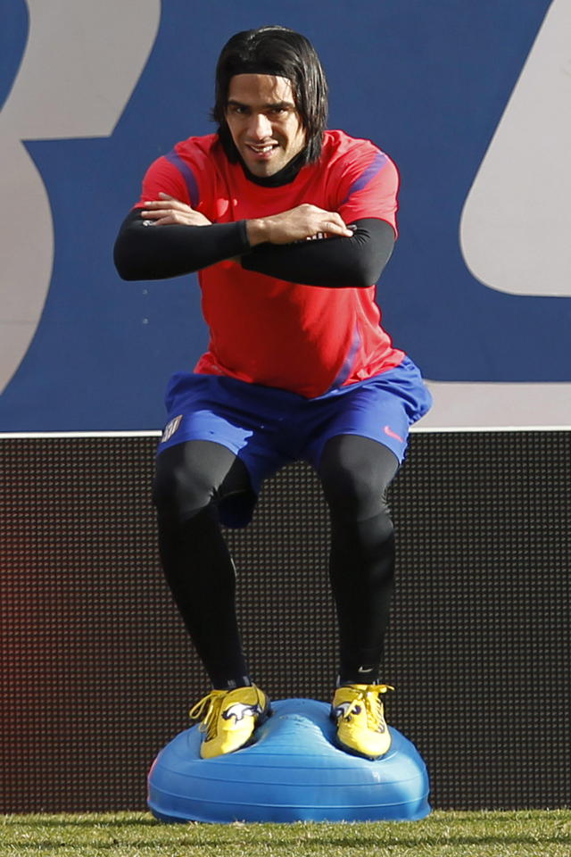 El colombiano Radamel Falcao, delantero del Atlético de Madrid, entrenando en el estadio Vicente Calderón.