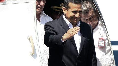 El presidente peruano, Ollanta Humala (c), llega al aeropuerto internacional de Puerto Ordaz, donde fue recibido por su homólogo venezolano Hugo Chávez.