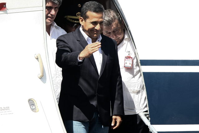 El presidente peruano, Ollanta Humala (c), llega al aeropuerto internacional de Puerto Ordaz, donde fue recibido por su homólogo venezolano Hugo Chávez.