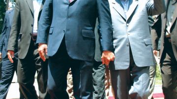 Foto  de la visita que realizó el 27 de septiembre del 2007 a Caracas el presidente Mahmud Ahmadinejad quien fue recibido por Hugo Chavez,izquierda .
