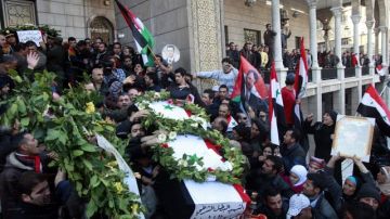 Funerales por una de las 26 víctimas del atentado suicida del día 6 de enero, a la salida de la mezquita de Al Hasan en Damasco.
