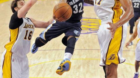 O.J. Mayo (32) intenta pasar la marca de Pau Gasol y Andrew Bynum (17).