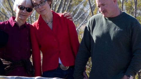 La congresista Gabrielle Giffords (centro), acompañada por su marido Mark Kelly y de la esposa de uno de sus colaboradores, en Tucson.