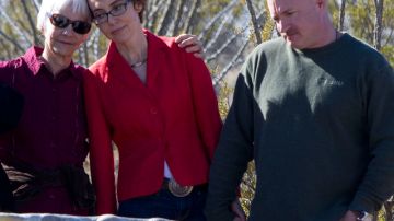 La congresista Gabrielle Giffords (centro), acompañada por su marido Mark Kelly y de la esposa de uno de sus colaboradores, en Tucson.