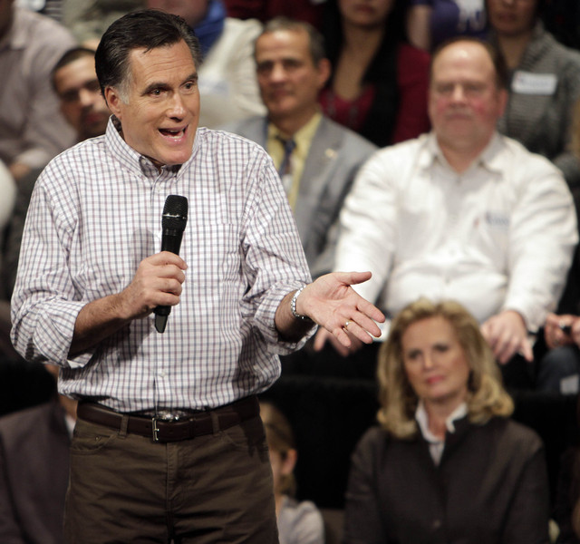 El aspirante republicano Mitt Romney trata de convencer a votantes en  Rochester, New Hampshire.