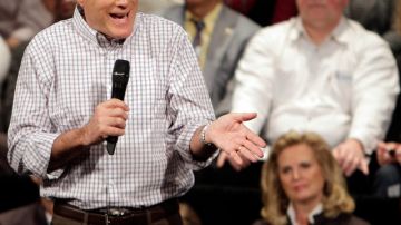El aspirante republicano Mitt Romney trata de convencer a votantes en  Rochester, New Hampshire.