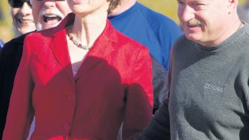 Gabrielle Giffords y su esposo,  Mark Kelly, durante la ceremonia de ayer.