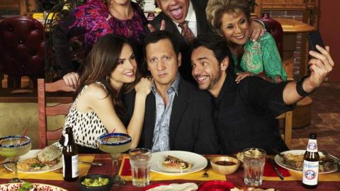 El elenco al completo de 'Rob': Diana María Riva, Cheech Marin, Lupe Ontiveros, Claudia Bassols, Rob Schneider y Eugenio Derbez.
