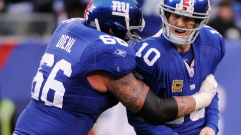 David Diehl (66) abraza a Eli Manning después de lanzar un pase touchdown, en el triunfo de los Giants 24-2 sobre los Atlanta Falcons.