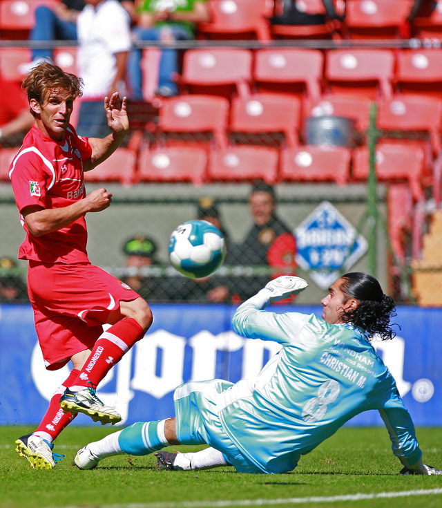 El uuruguayo Iván Alonso (izq.) anota uno de sus dos goles ante el  arquero Christian Martínez de Estudiantes, que cayó derrotado 3-1 en el debut de ambos cuadros en el torneo Clausura 2012.