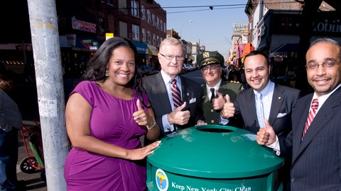 De izquierda a derecha: la concejal Julissa Ferreras; John J. Doherty comisionado del Departamento de Sanidad; Douglas Marsiglia jefe de operaciones de limpieza; asambleísta Francisco Moya; y el senador estatal José Peralta durante el anuncio que se realizó en la avenida Roosevelt y la calle 102 en Queens.