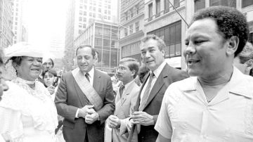 La legendaria Ruth Hernández con el entonces Gobernador de Nueva York, Mario Cuomo, en la Parada Puertorriqueña de 1987.