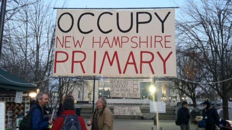 El aspirante presidencial republicano Rick Santorum aprovechó ayer al máximo para pedir el voto en las calles de New Hampshire.