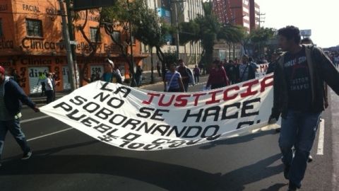 Estudiantes de Ayotzinapa, Guerrero, México, marchan hacia el Congreso mexicano en el DF, el 6 de enero de 2012.