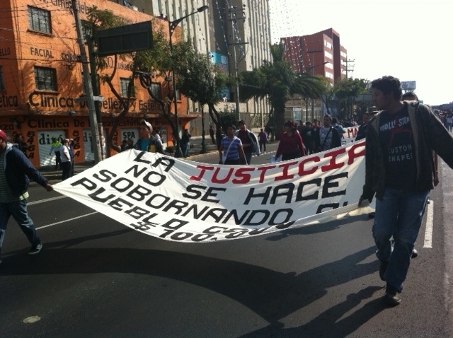 Estudiantes de Ayotzinapa, Guerrero, México, marchan hacia el Congreso mexicano en el DF, el 6 de enero de 2012.