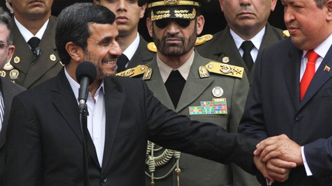 Los presidentes Mahmud Ahmadinejad, izquierda y  Hugo Chávez, durante el encuentro ayer en el Palacio de Miraflorez.