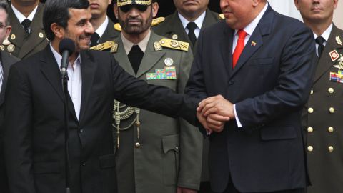 Los presidentes Mahmud Ahmadinejad, izquierda y  Hugo Chávez, durante el encuentro ayer en el Palacio de Miraflorez.