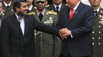 Los presidentes Mahmud Ahmadinejad, izquierda y  Hugo Chávez, durante el encuentro ayer en el Palacio de Miraflorez.