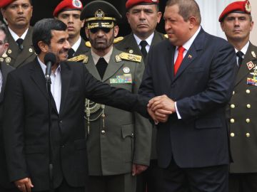 Los presidentes Mahmud Ahmadinejad, izquierda y  Hugo Chávez, durante el encuentro ayer en el Palacio de Miraflorez.