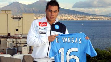 El atacante chileno Eduardo Vargas muestra la playera del Napoli, en el día oficial de su presentación.