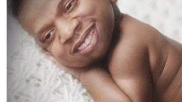 La foto muestra a un bebé con la cara de Jay Z digitalizada.