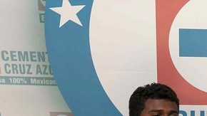 El director deportivo de Cruz Azul, Alberto Quintano, (der.) le da la bienvenida al delantero brasileño 'Maranhao' en una ceremonia oficial  realizada ayer en las instalaciones de La Máquina.