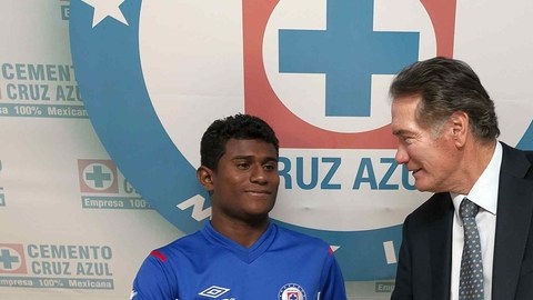 El director deportivo de Cruz Azul, Alberto Quintano, (der.) le da la bienvenida al delantero brasileño 'Maranhao' en una ceremonia oficial  realizada ayer en las instalaciones de La Máquina.