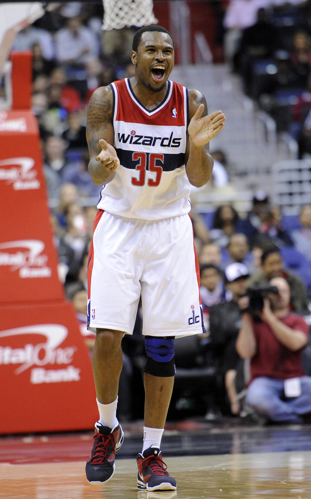 Trevor Booker (35) reacciona tras la victoria de su equipo los Wizards por 93-78 sobre los Raptors de Toronto.