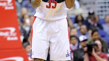 Trevor Booker (35) reacciona tras la victoria de su equipo los Wizards por 93-78 sobre los Raptors de Toronto.