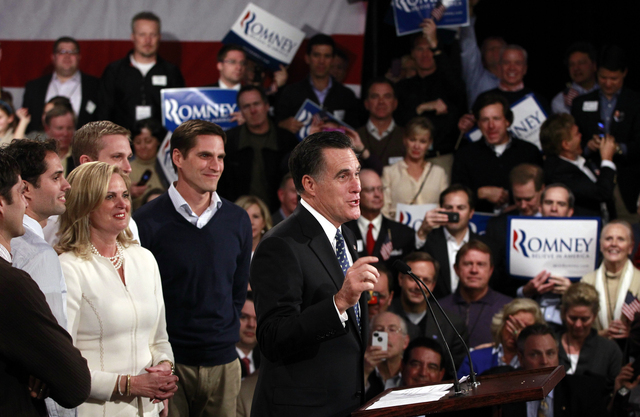 El exgobernador de Massachusetts Mitt Romney fue el amplio vencedor en las urnas en la Universidad de New Hampshire.