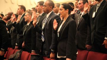 Los nuevos cadetes durante su juramento como reclutas del Departamento de Policía de Nueva York que se cumplió ayer en el Queens College.