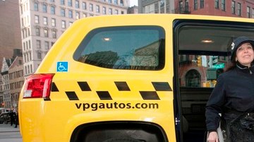 Una pasajera  prueba que tan funcional es el nuevo taxi para discapacitados.