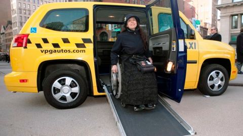 Una pasajera prueba que tan funcional es el nuevo taxi para discapacitados.