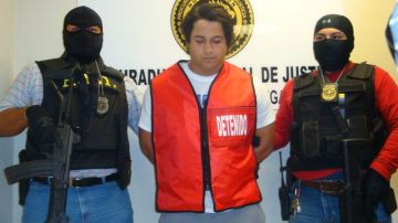 El luchador mexicano 'Estrella Dorada', identificado con los nombres de Lázaro Gurrola o Camilo Gurrola, es custodiado por agentes de seguridad.