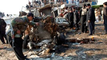 Miembros de la fuerzas de seguridad de Pakistán inspeccionan el lugar de un atentado de bomba en la ciudad de Jamrud.