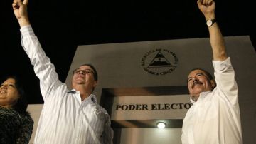 Daniel Ortega (d), cuando el pasado lunes celebraba  tras recibir la credencial que lo faculta para un nuevo mandato de cinco años en compañía de su vicepresidente  Omar Halleslevens.