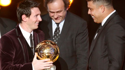 Lionel Messi (izq.) recibe el Balón de Oro de manos del brasileño Ronaldo (der.), mientras observa el francés Michel Platini, presidente de UEFA.
