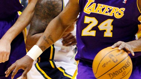 Raja Bell marca a Kobe Bryant en acción del partido de ayer.