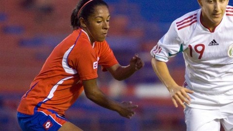 La mediocampista Teresa Noyola (der.) sigue cose- chando premios en territorio estadounidense.