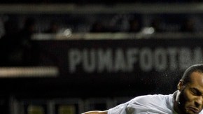 El jugador del Tottenham, Younes Kaboul(izq.), pelea el balón con el integrante del Everton,  Tim Cahill, durante el juego de ayer.