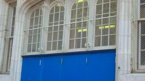 La JHS 50 en la calle Driggs de Williamsburg podría albergar una una primaria charter en septiembre.